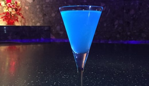 家でカクテルを楽しむ｜ジンベースで綺麗なブルー・レディー