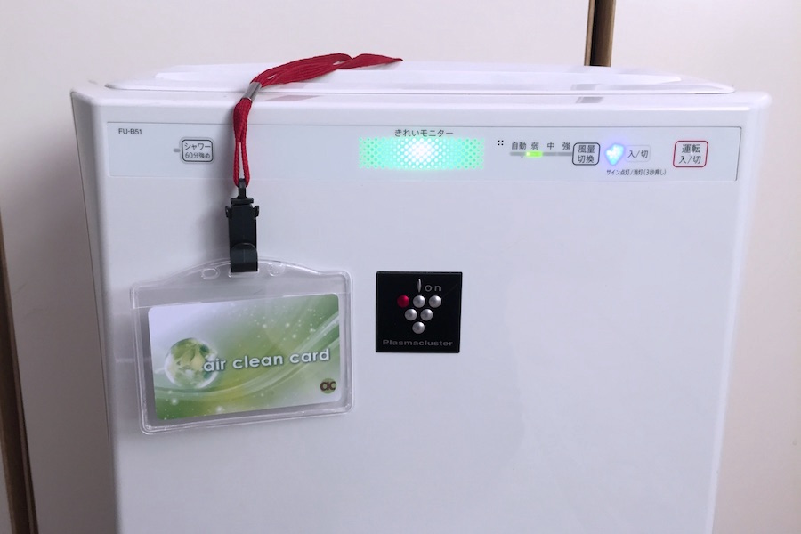 エアクリーンカードと自宅で使っているプラズマクラスターの写真