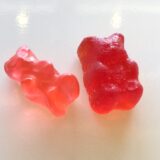 大きさの違う二つのCBDグミの写真