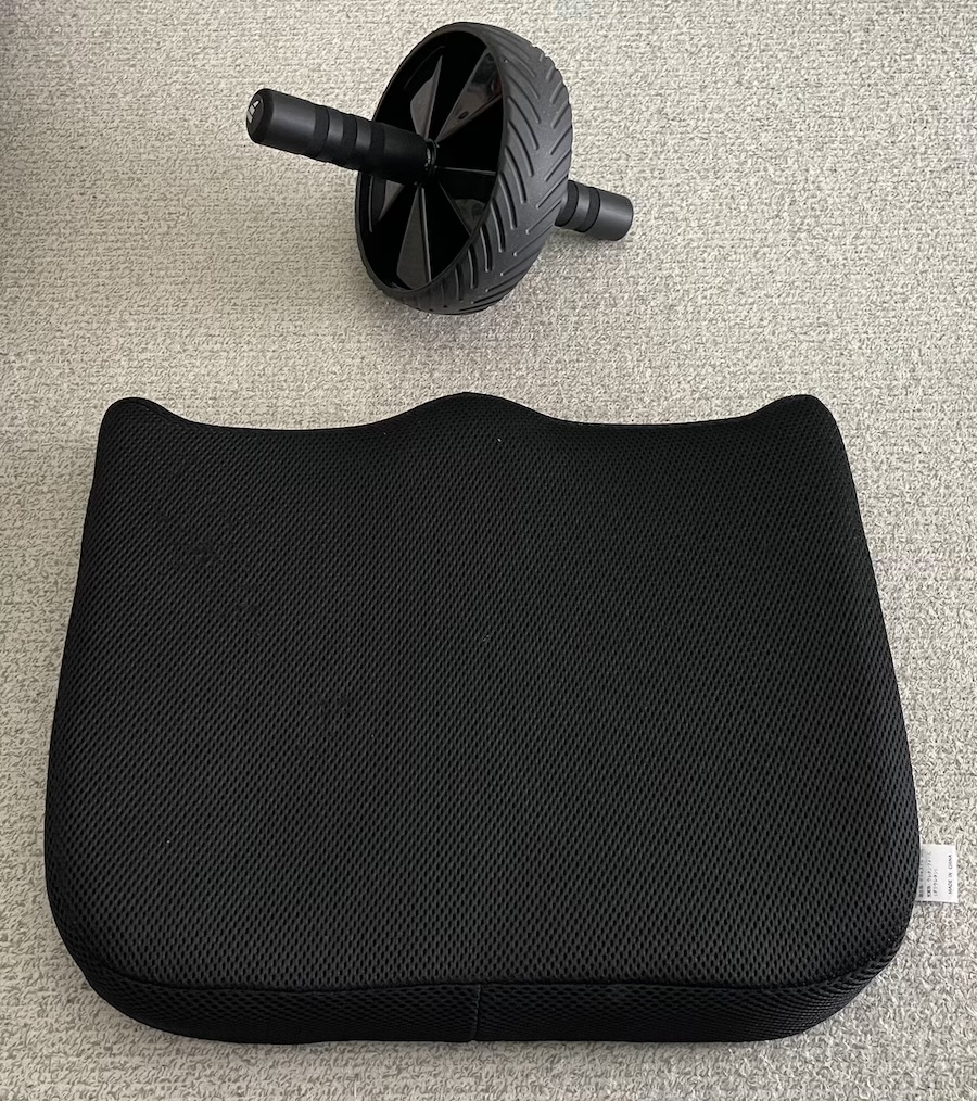 腹筋ローラーと膝保護用の厚手クッション。中高年でも安全に膝コロを続けるための必須セット。