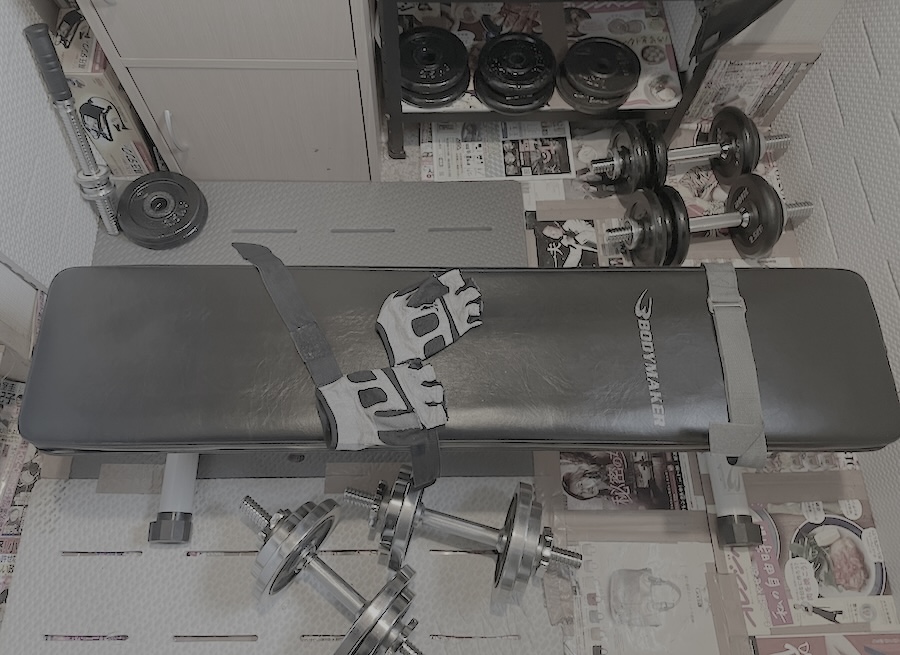 最初に購入したフラットベンチと10kgダンベルセット、使い込まれた初代トレーニンググローブ