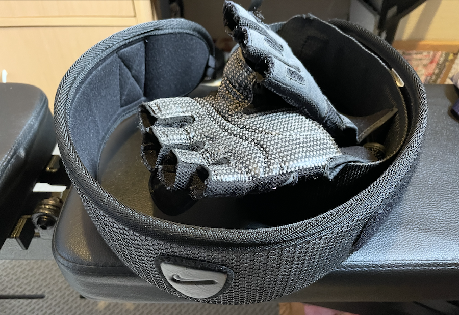 トレーニングベルトとグローブの写真