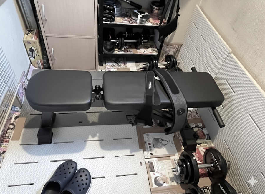 70代男性が納戸を改造して作った自宅筋トレルーム。ダンベルとベンチを詰め込んだ2畳の納戸ジム。