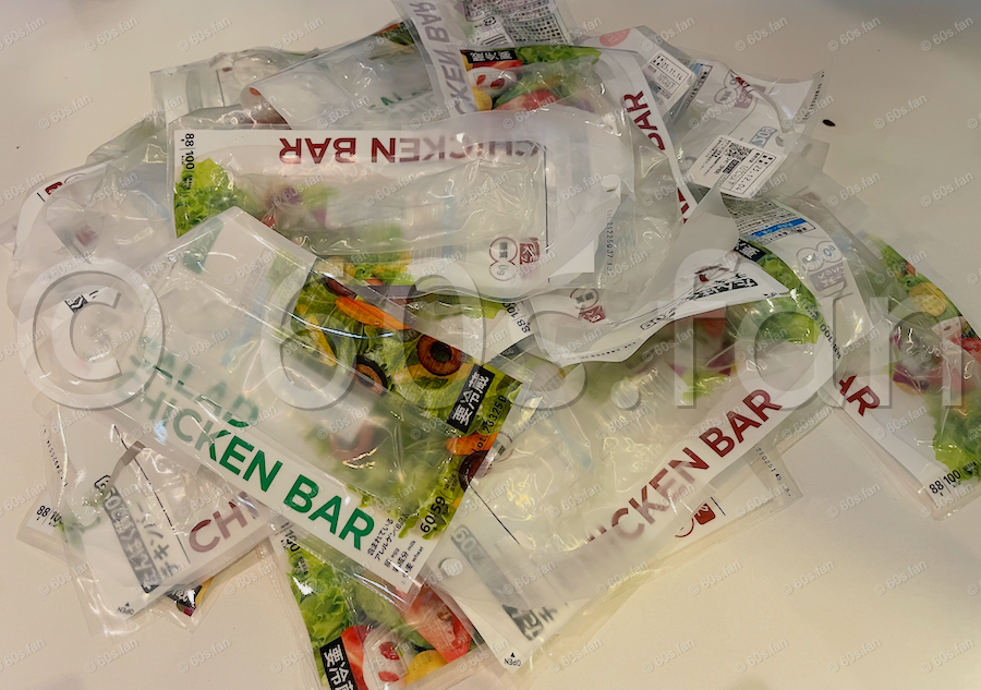 毎日食べ続けたチキンバーの空袋の山。高タンパク低脂質食を継続した証拠写真。