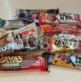 70代の自宅トレ飯｜スーパー・コンビニで選ぶべきプロテインバー11種比較—本当に美味しく、タンパク質15g超えはどれ？